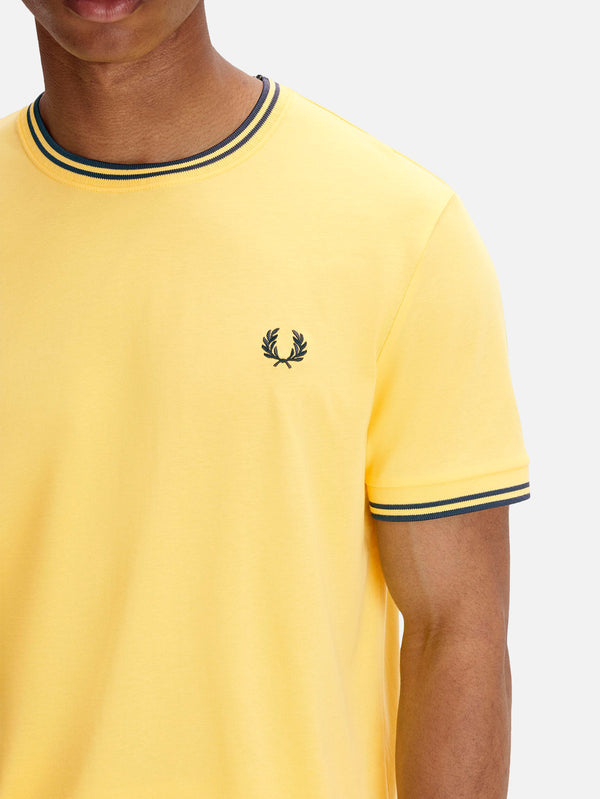 FRED PERRY - T-SHIRT - Twin Tipped T-Shirt - Lemon Barley/Tennis Blue - shopi go'da!.