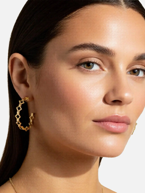 X STUDIO Silhouette Hoop Earrings – Gold, kulakta yan görünüm