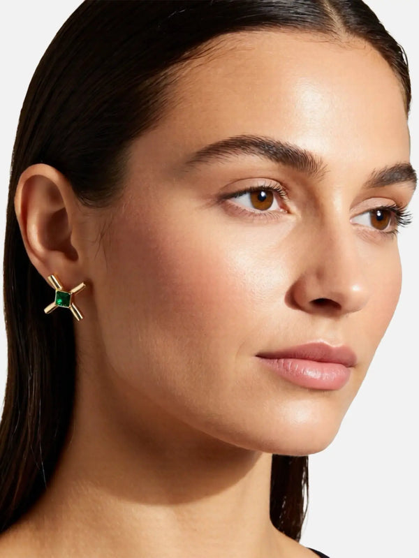 shopi go The X Esmeralda Earrings – Gold, sol kulak, yakın görünüm