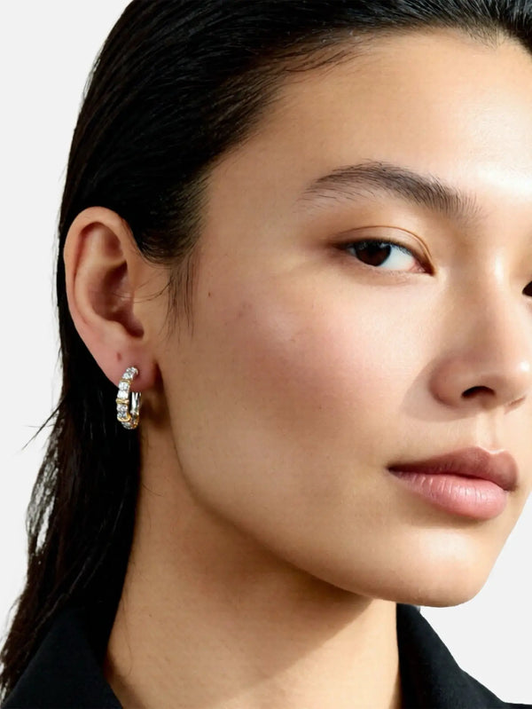 X STUDIO X-Axis Hoop Earrings – Gold & Silver, yandan görünüm