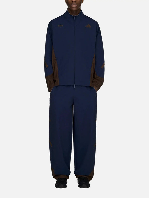 ADIDAS ORIGINALS Arte Antwerp x adidas Z.N.E. Material Mix Track Pant - Collegiate Navy – önden görünüm, kahverengi yan paneller