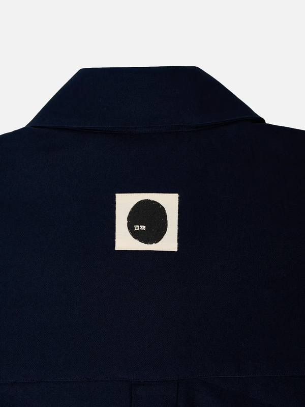 SHOPI GO Meguro Regular Shirt - Navy – arka yaka görünümü, beyaz yama üzerinde siyah daire logo