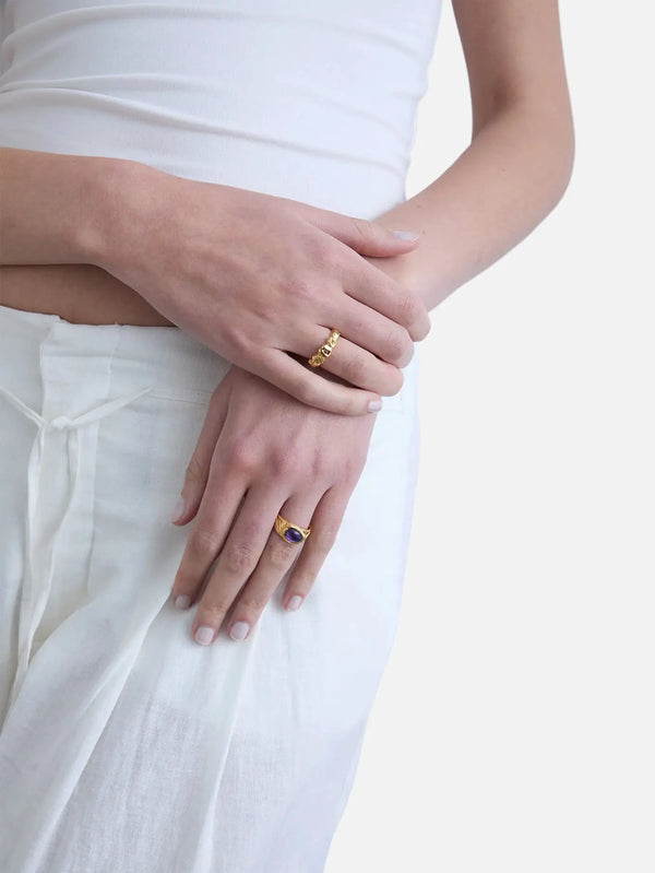 JEWELS FOR JOY Ludicrum Ring – altın, parmaklarda 2 adet yüzük