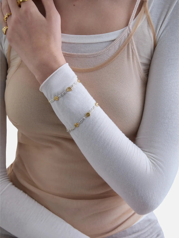 JEWELS FOR JOY Marine Bracelet – gümüş-altın tonları, bilekte yakın çekim