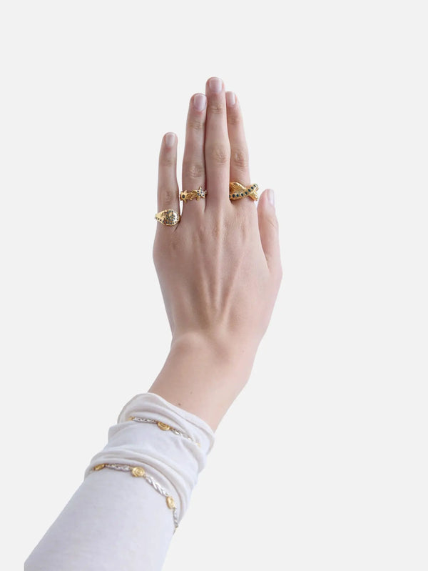 JEWELS FOR JOY Nerida Ring – altın, el üzerinde ön görünüm, 3 adet yüzük