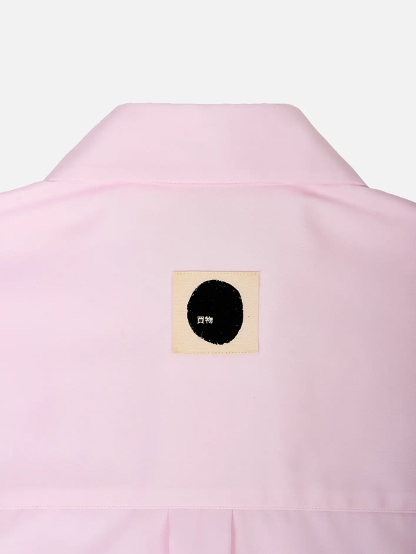shopi go Sumida Boxy Shirt – Light Pink, arka görünüm, üzerinde etiketli yama detayı