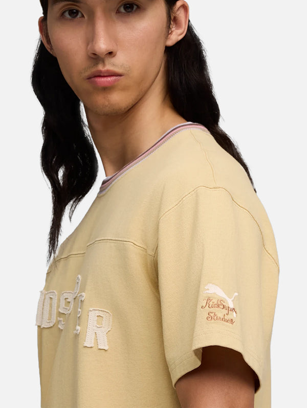 PUMA - T-SHIRT - PUMA x KIDSUPER Graphic Tee - Pebble Path - shopi go'da!.