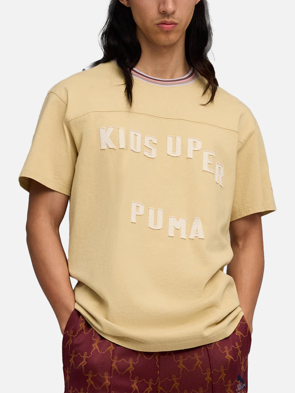 PUMA - T-SHIRT - PUMA x KIDSUPER Graphic Tee - Pebble Path - shopi go'da!.