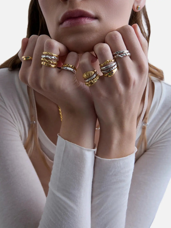 JEWELS FOR JOY Solis Ring – altın/gümüş, modelde parmaklar üzerinde