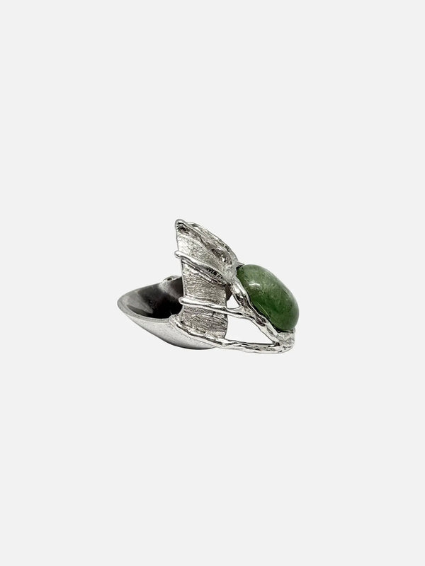 KAEL Aris Ring – gümüş, yeşil taş, yakın çekim, yan görünüm