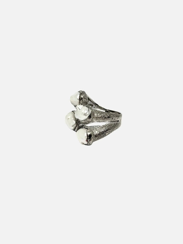 KAEL Tomyris Ring – Silver, önden görünüm, inci görünümlü taşlar ve dokulu yüzey