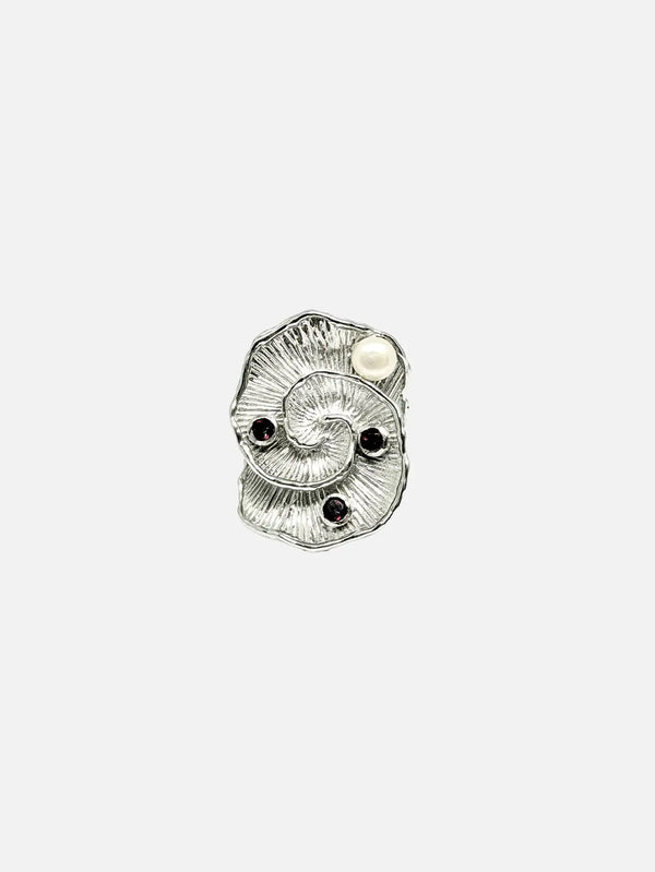 KAEL Rhea Ring – gümüş, inci ve kırmızı taşlı, üstten görünüm