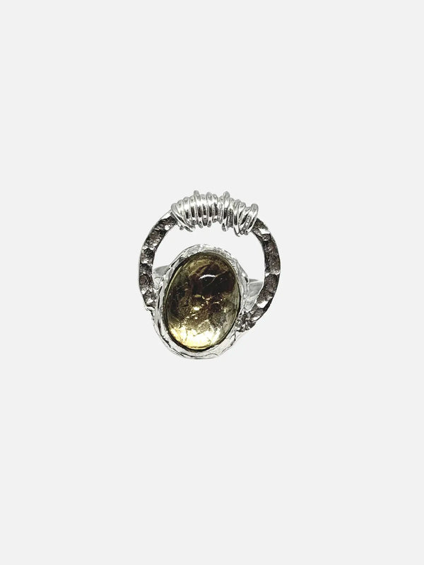 KAEL Raven Ring - Silver – gümüş, yakın çekim, oval taş ve dokulu halka